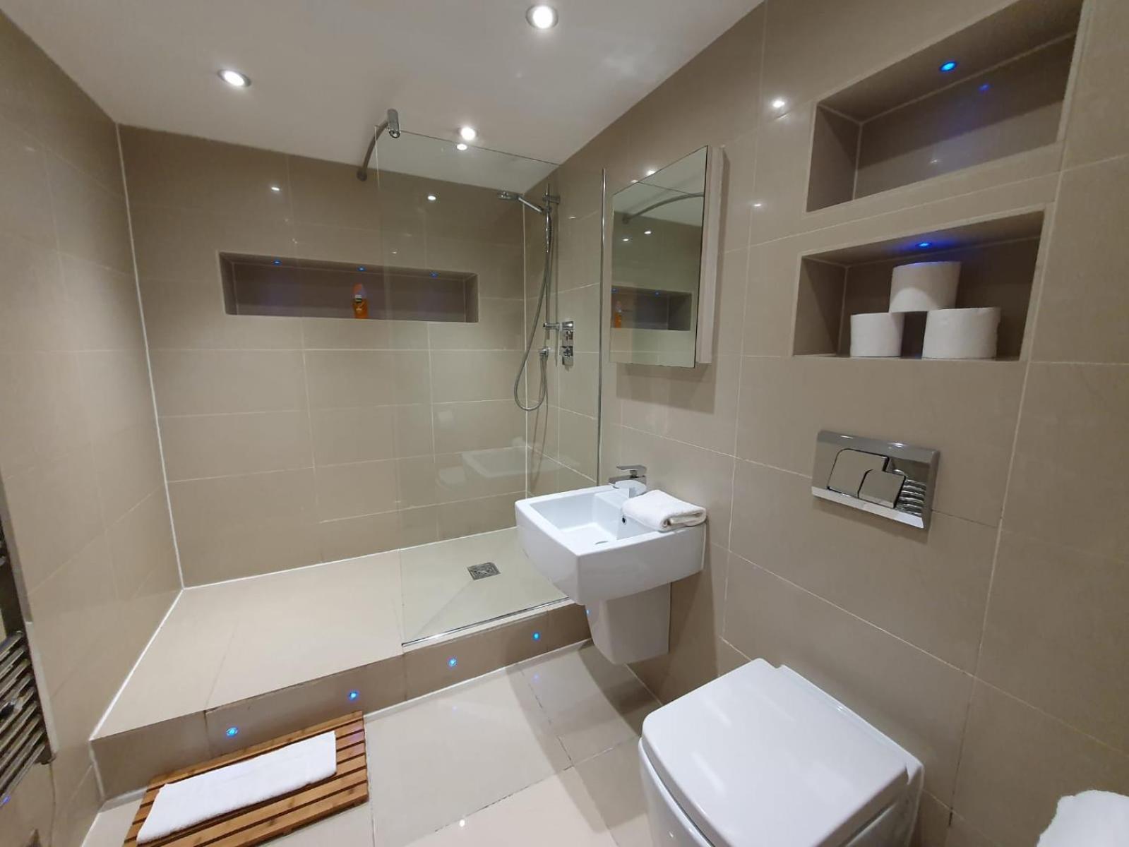 Apartment The Famous Floor Sleeps 26 And Group Acc Sleeps30 Liverpool